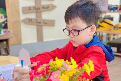 Bé làm chú bộ đội bằng cốc giấy hướng tới kỷ niệm ngày Thành lập Quân đội Nhân dân Việt Nam 22/12
