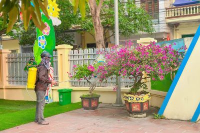 Trường Mầm non Đông Thành chủ động phun thuốc diệt muỗi, đảm bảo môi trường học đường an toàn.