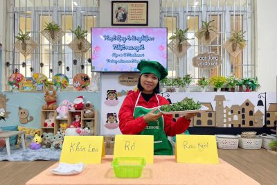 Hoạt động trải nghiệm “Bé nhặt rau ngót” cùng lớp 2 tuổi C- Montessori