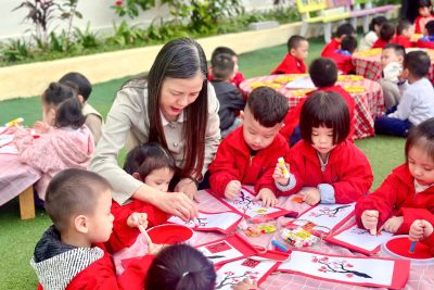 Những đôi tay nhỏ dệt nên sắc xuân trên câu đối đỏ của các bạn nhỏ lớp 3 tuổi C- STEAM